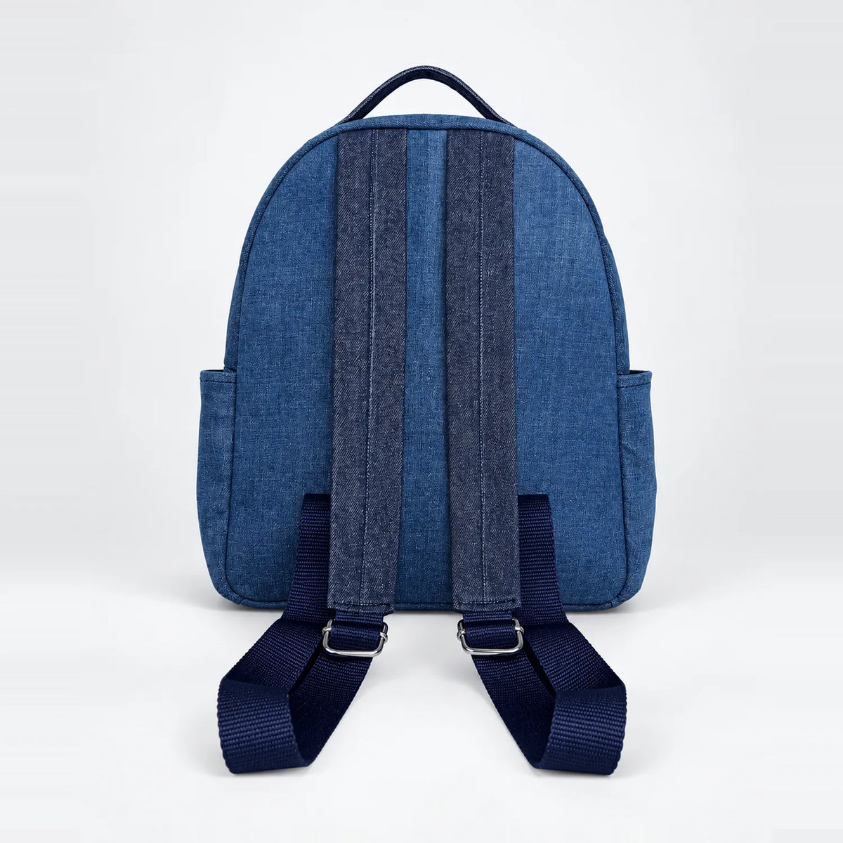 Aura Stride Medium backpack, back and straps